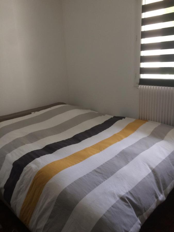 Maison Marylene Possibilite De Louer 2 Chambres Et Un Lit 1Place Supplementaire Ici C'Est Calme Et Simple Entretien Et Petit Dejeuner A Regler Sur Place Vous Gagnez 16 Pour-Cent Givry  Dış mekan fotoğraf