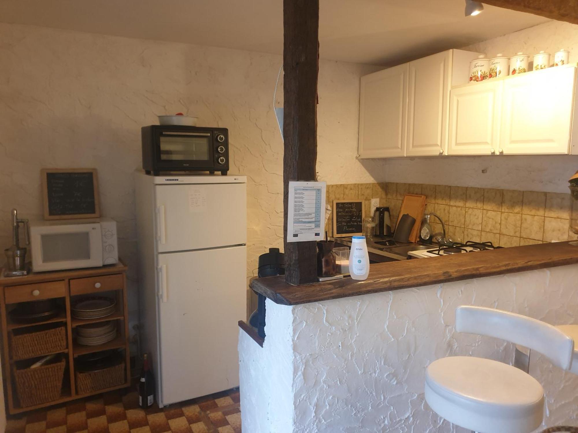 Maison Marylene Possibilite De Louer 2 Chambres Et Un Lit 1Place Supplementaire Ici C'Est Calme Et Simple Entretien Et Petit Dejeuner A Regler Sur Place Vous Gagnez 16 Pour-Cent Givry  Oda fotoğraf