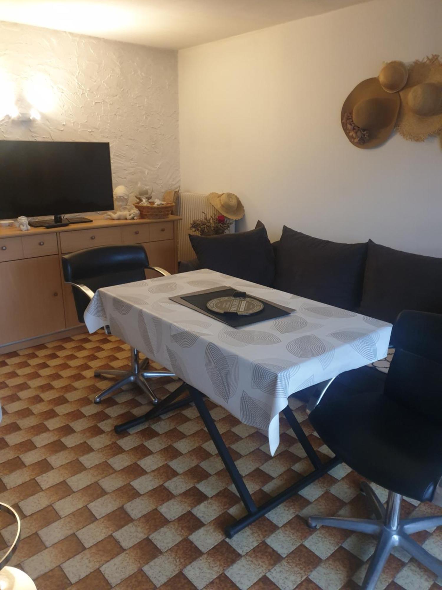 Maison Marylene Possibilite De Louer 2 Chambres Et Un Lit 1Place Supplementaire Ici C'Est Calme Et Simple Entretien Et Petit Dejeuner A Regler Sur Place Vous Gagnez 16 Pour-Cent Givry  Oda fotoğraf